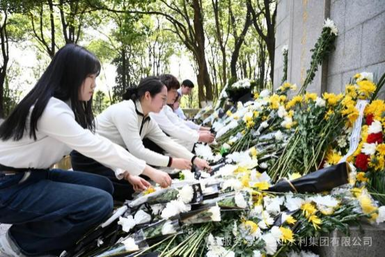 緬懷革命先烈  傳承紅色基因——與玉河社區(qū)黨委共同 祭掃方志敏烈士紀(jì)念園